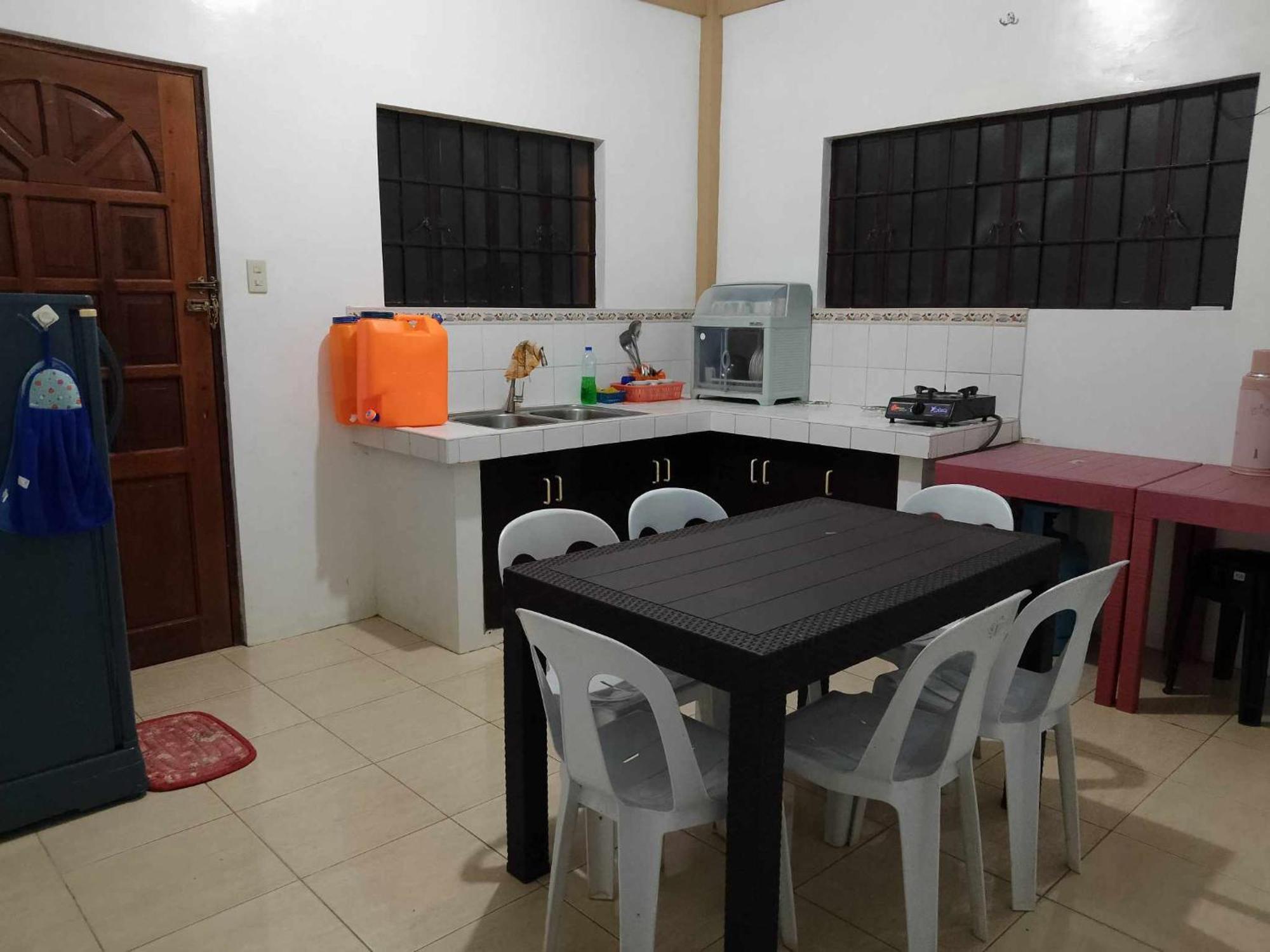 Апартаменты Estrelle Orange House - Backpackers Hub Пуэрто-Принцеса Экстерьер фото